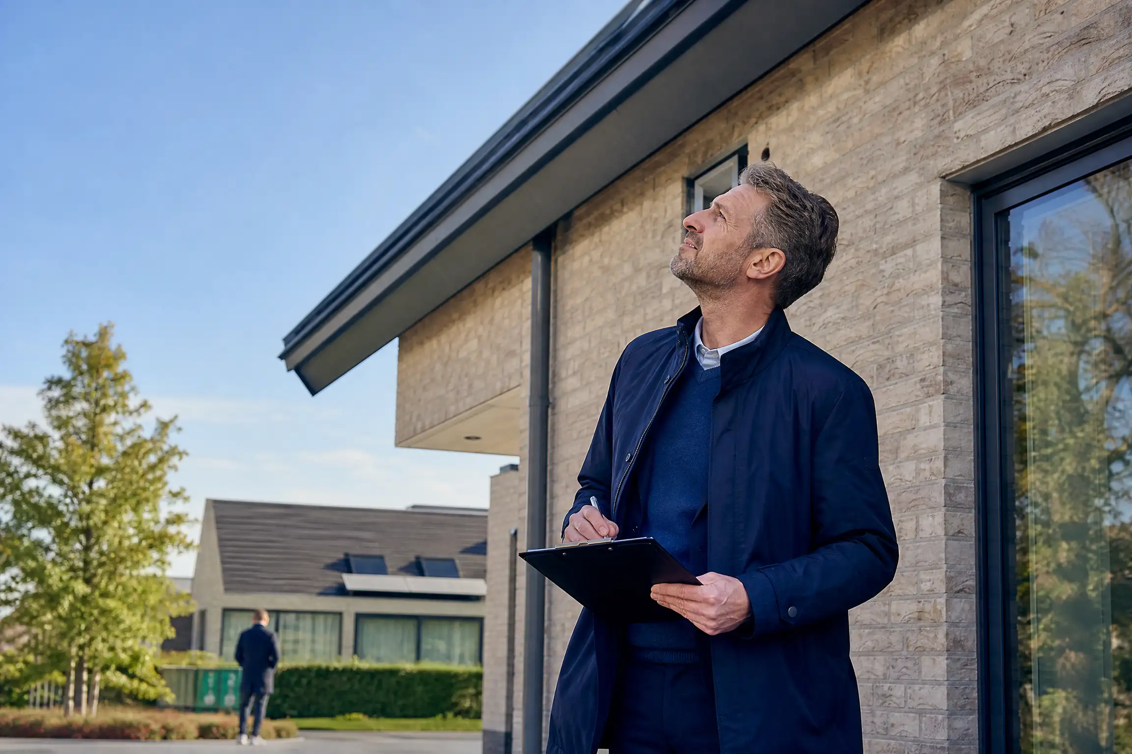 Bouwkundig professional inspecteert vastgoed